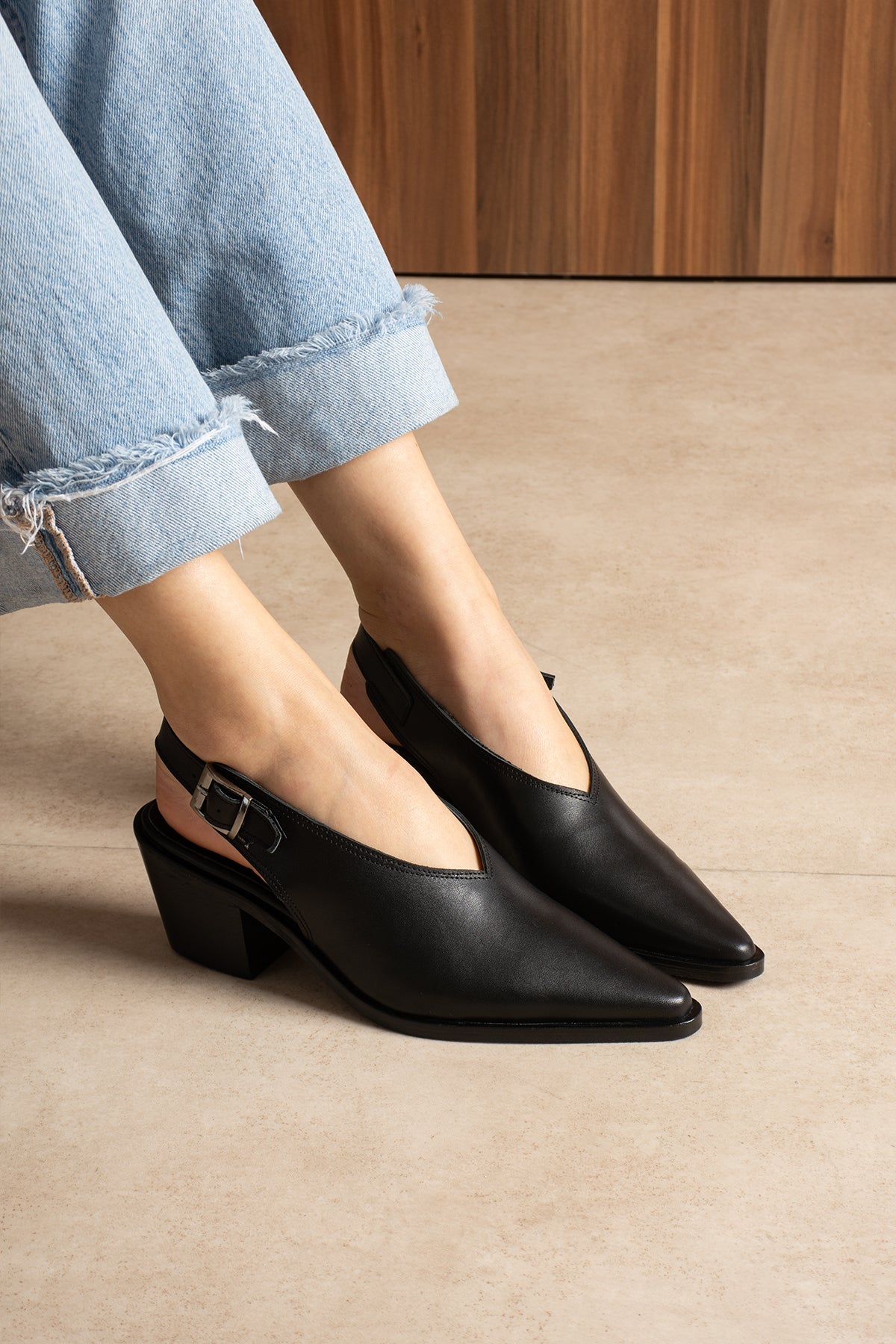 Zelda Siyah Hakiki Deri Sivri Burun Arkası Açık Kalın Topuklu Ayakkabı