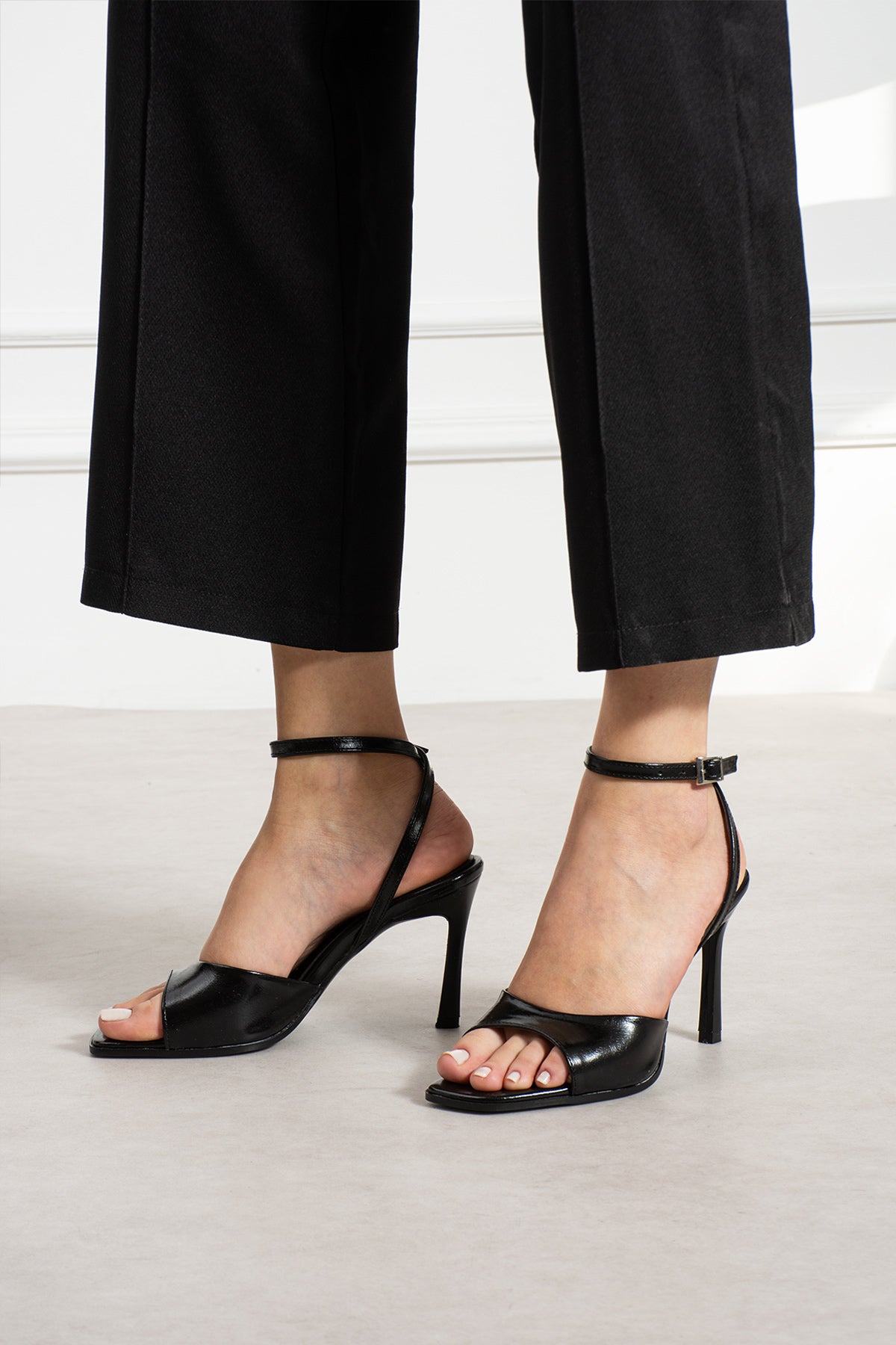 Jane Siyah Rustik Bilekten Bağlı İnce Topuklu Ayakkabı