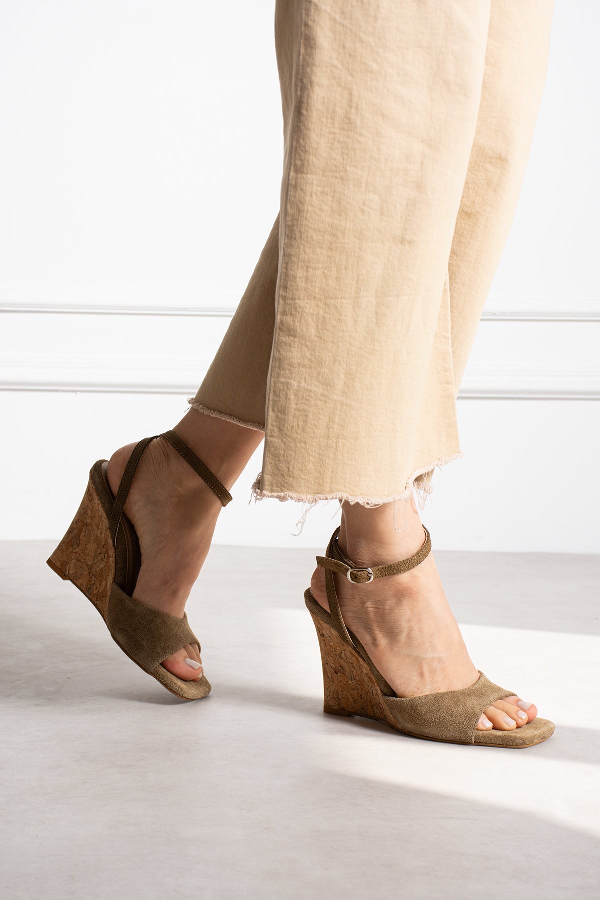 Julia Bej Süet Hakiki Deri Bilekten Bağlı Dolgu Topuklu Ayakkabı