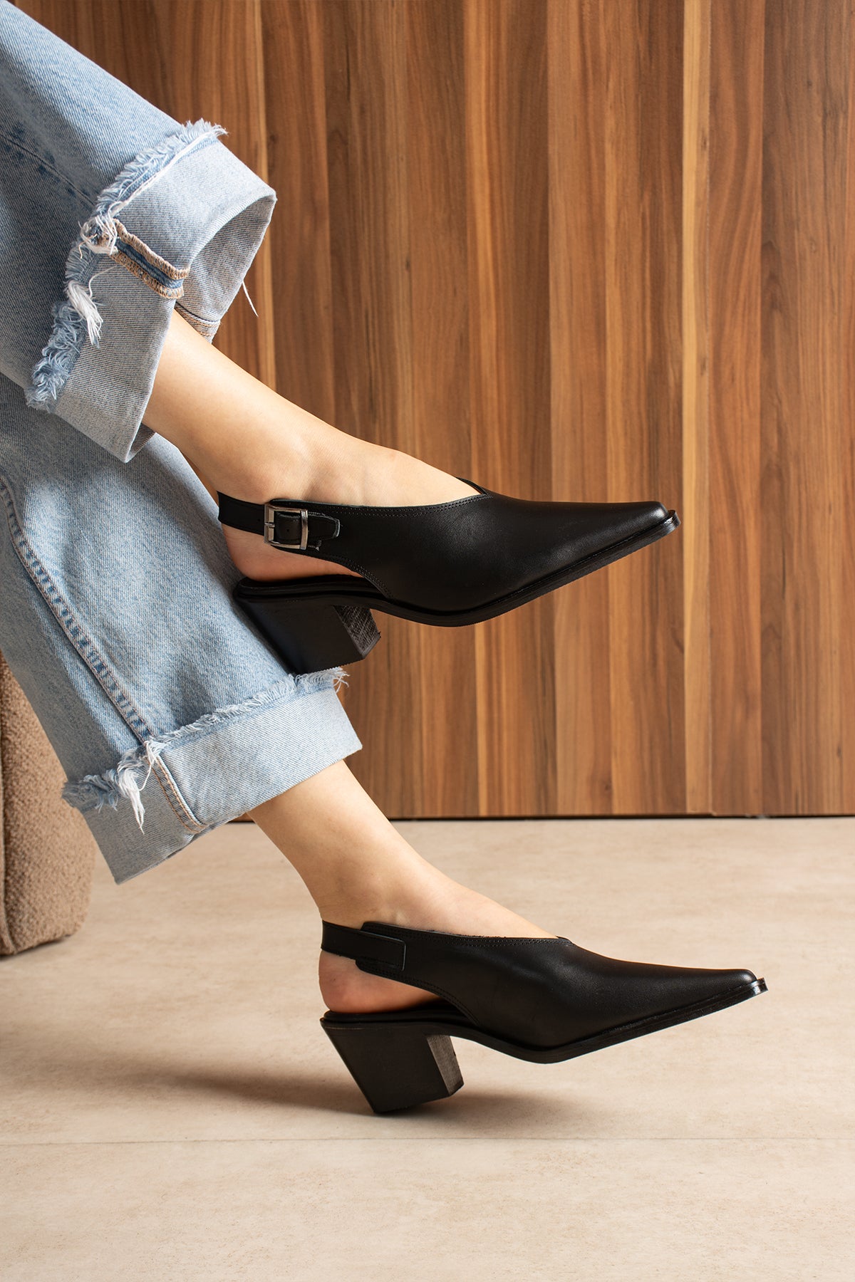 Zelda Siyah Hakiki Deri Sivri Burun Arkası Açık Kalın Topuklu Ayakkabı