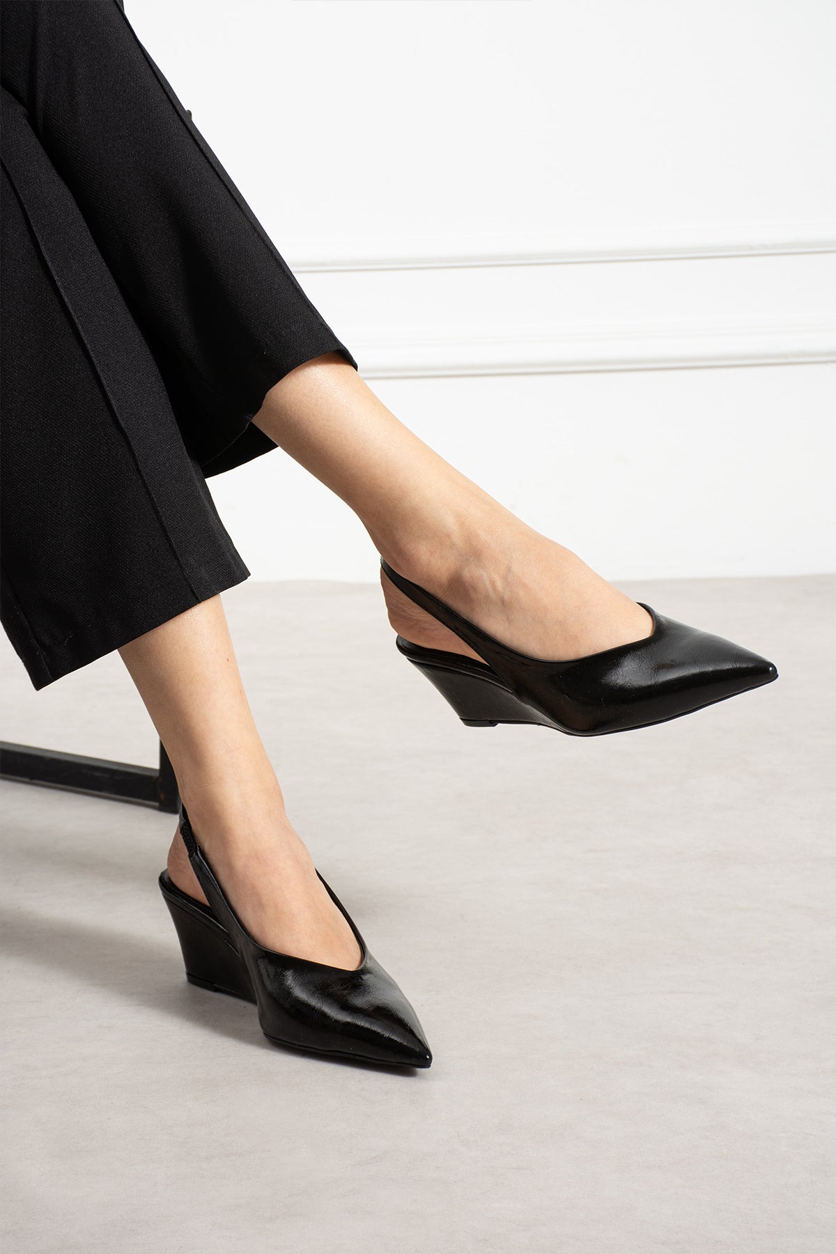 Mary Siyah Rustik Arkası Açık Sivri Burun Dolgu Topuklu Ayakkabı