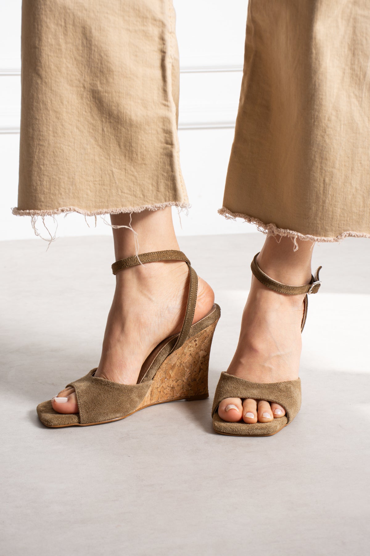 Julia Bej Süet Hakiki Deri Bilekten Bağlı Dolgu Topuklu Ayakkabı