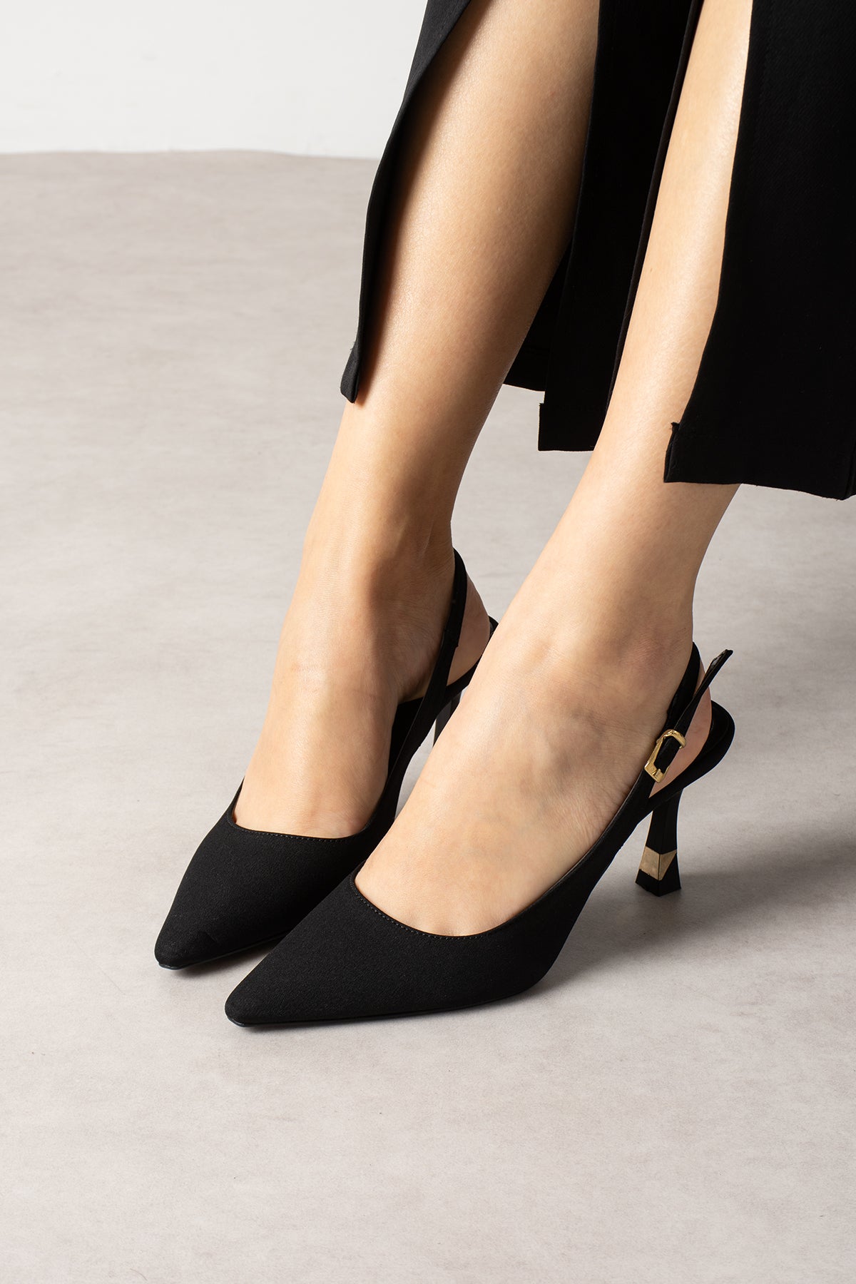 Luna Siyah Arkası Açık İnce Topuklu Ayakkabı